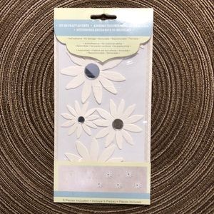 DCWV Wall Accents - Paper Daisies